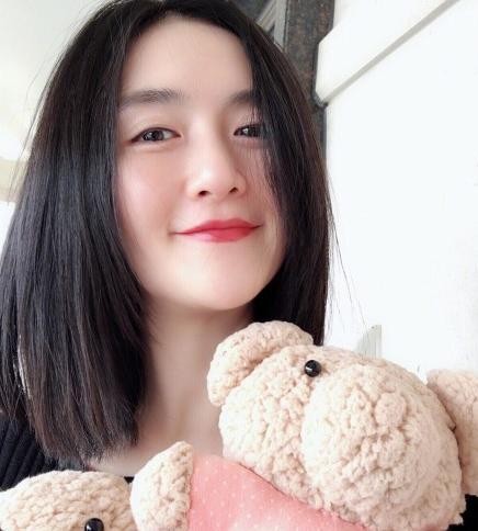 谢娜粉丝过亿成微博女王，网友却说太假了，当年还发文暗讽过姚晨