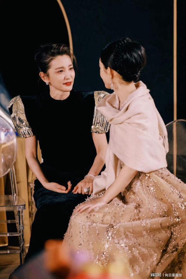 赵丽颖晒微博之夜奖杯照，“爽”，真女王范