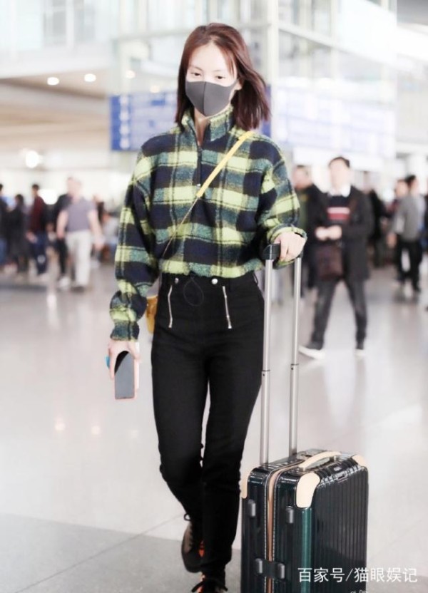 7位明星的机场造型：杨紫蔡徐坤黄子韬，你最喜欢谁的私服穿搭？