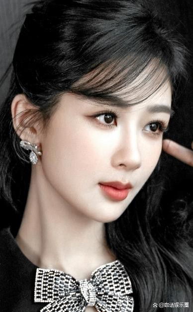 杨紫时尚蜕变记：温婉到前卫，一场关于美的自我革命