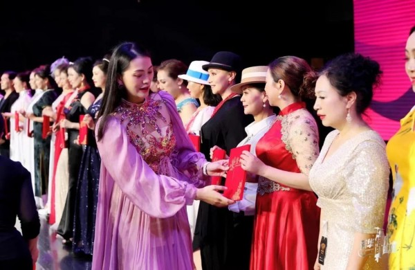 阿西娅（颁奖者）为银发族打造了“芳华绝代的姐姐·第一季”模特大赛 图片来源：受访者提供