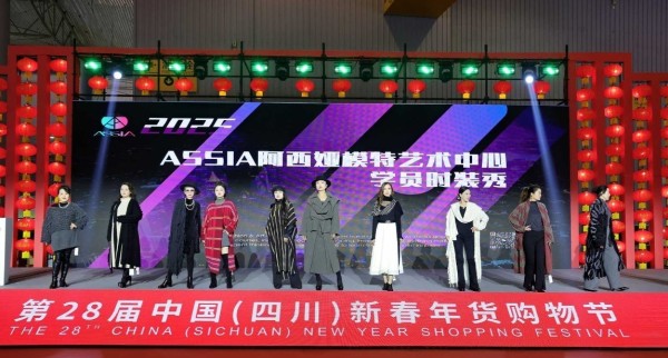 阿西娅队上的银龄模特，活跃在多个活动现场走T台 图片来源：受访者提供