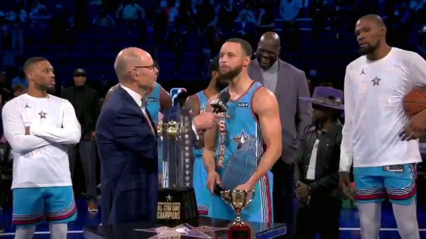 2025NBA全明星正赛丨荣耀时刻！库里在主场捧起职业生涯第二座全明星赛MVP奖杯