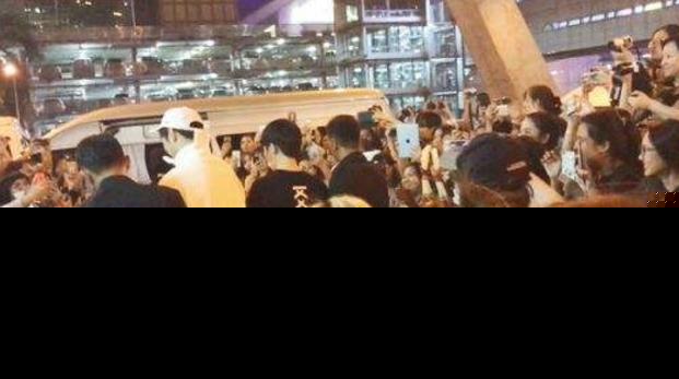 粉丝疯狂追星导致航班延误起飞 粉丝如此疯狂不会给明星抹黑吗