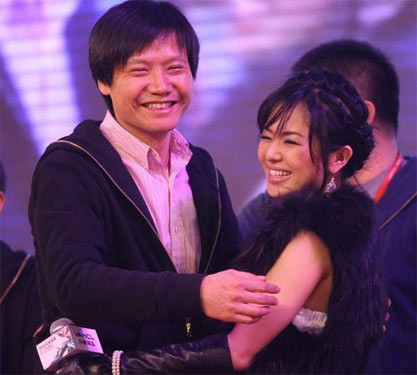 苍井空还在微博上@雷军先生，求互联网营销的“真经”。事实上，两人算是老相识，在2012年的凡客年会上，雷军等大佬曾排队拥抱苍井空。