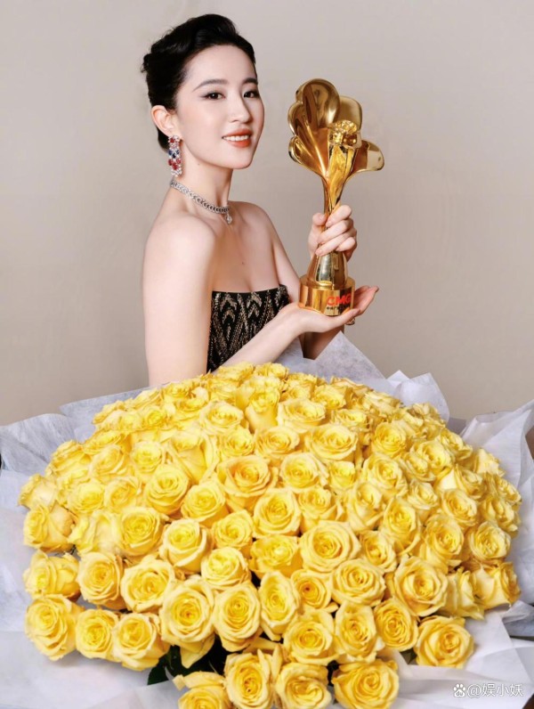 刘亦菲宋佳的害羞时刻，娱乐圈盛典的甜蜜回忆杀