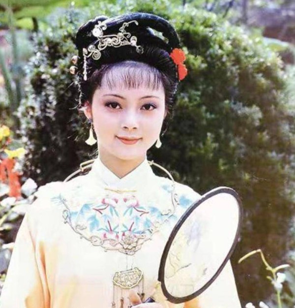 薛宝钗究竟是什么病？曹雪芹讲得委婉，脂砚斋一语揭开她的丑相