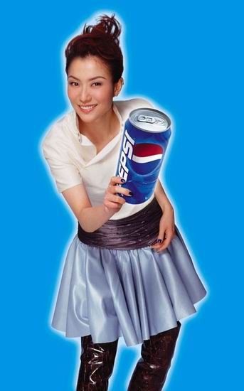 周杰伦言承旭酷装上阵明星服饰慈善拍卖会(图)
