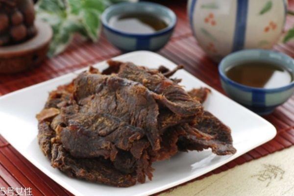 牛肉干长白毛了还能吃吗 牛肉干发霉长毛了怎么处理