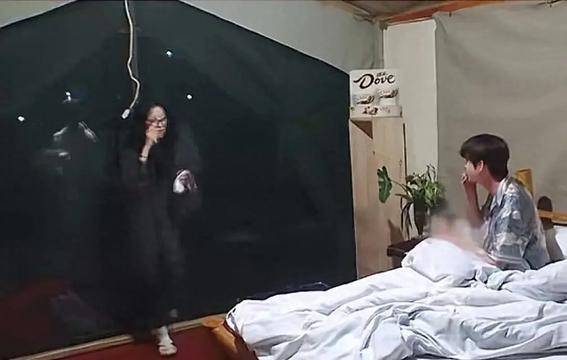 周雨彤深夜奇袭田嘉瑞房间，这场综艺社死现场到底有多尴尬？