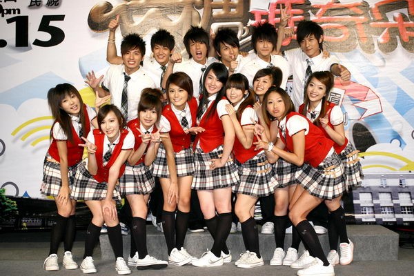 棒棒堂男孩和黑涩会美眉齐亮相
