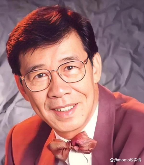 胡枫生日派对上家人四代同堂，与宾客欢乐合影，尽显幸福温馨