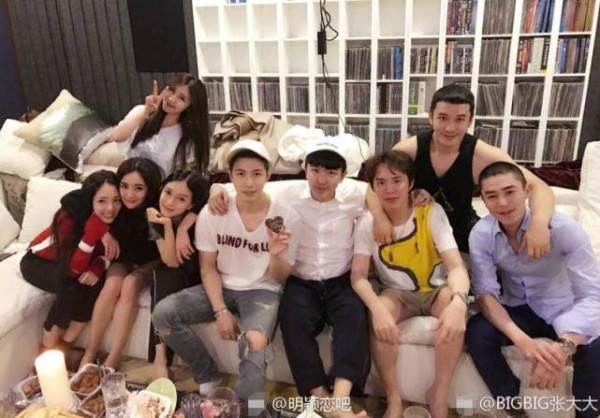 Baby搂着杨幂，黄晓明手搭霍建华…原来他们是好友