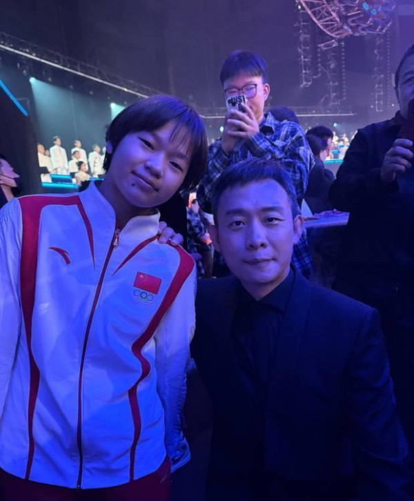 全红婵晒与众星合影，调皮称“都这么帅”！