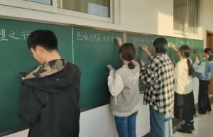 美女数学(大学美女数学老师火了,写的板书比“印刷体”还好看,工整又规范)