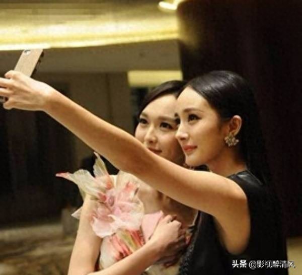 女星和闺蜜自拍:赵丽颖动作暖心，baby搞怪，她最有心机!