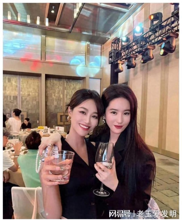 蓝盈莹刘亦菲合照曝光，友谊之花绽放娱乐圈