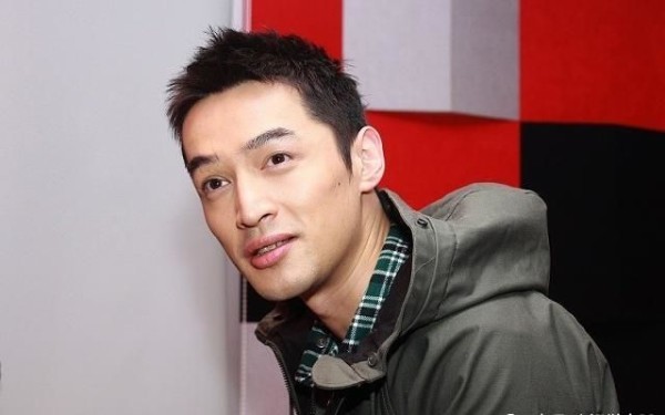 胡歌成龙告诉娱乐圈的艺人，要读这两类书，工作事业会越来越好