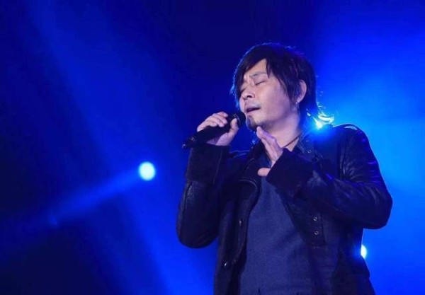 他被称为华语乐坛第一人，比肩四大天王，巅峰时却被人毒哑嗓子