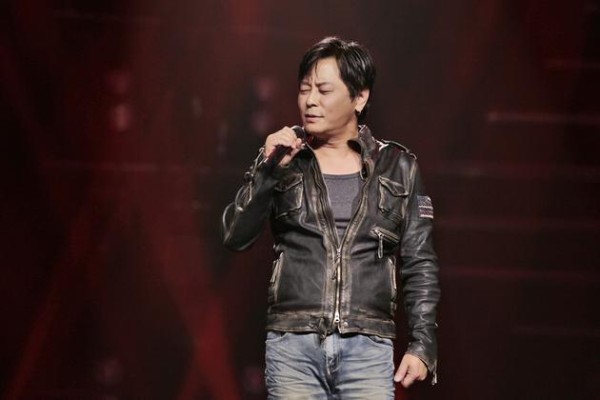 他被称为华语乐坛第一人，比肩四大天王，巅峰时却被人毒哑嗓子