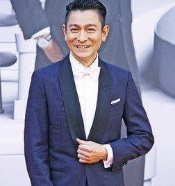 刘德华的一生是一个传奇，生活里的点点经历，和他的不平凡一生