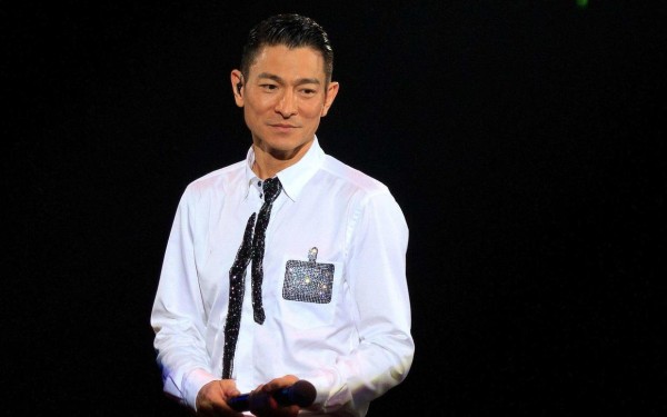 致敬不老天王刘德华，40年演艺生涯演遍人生百态