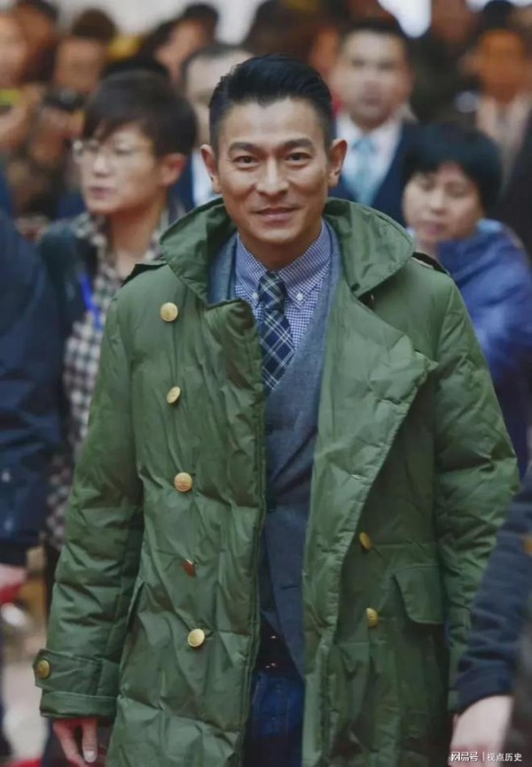 刘德华身穿军大衣出席活动，这颜值也太高了