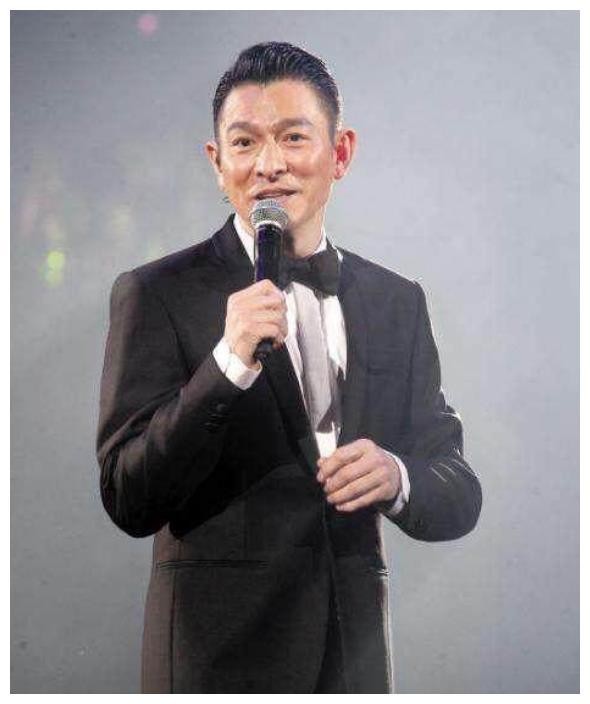 刘德华从年轻到56岁的时光照片，从年轻天王，走向老男神的过程