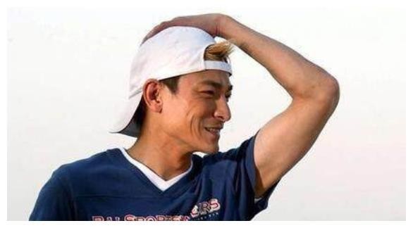 刘德华从年轻到56岁的时光照片，从年轻天王，走向老男神的过程