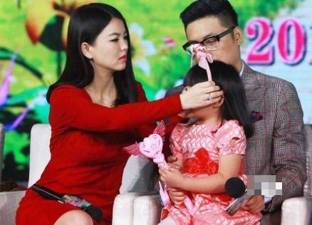 一向低调的赵丽颖，现身公益活动时竟这样做？网友：这才是阔太