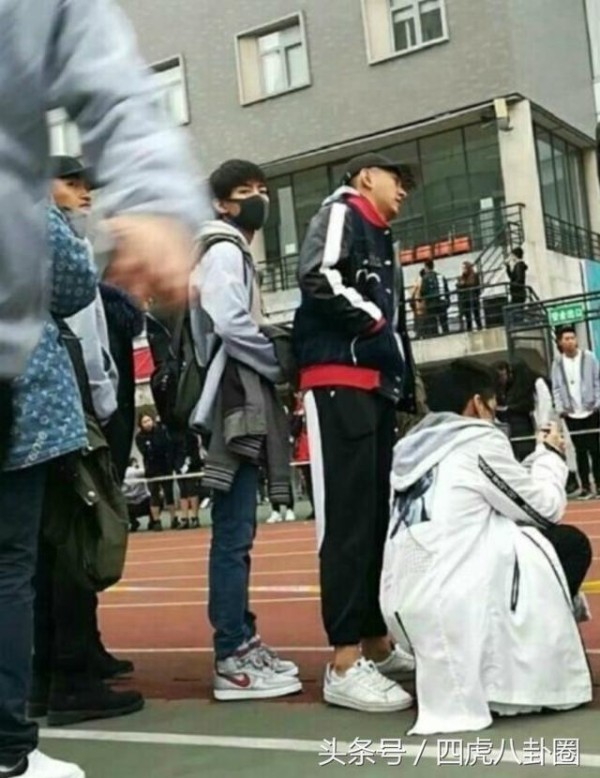 王俊凯参加北电运动会，面戴口罩为同学加油，明星学习好榜样！