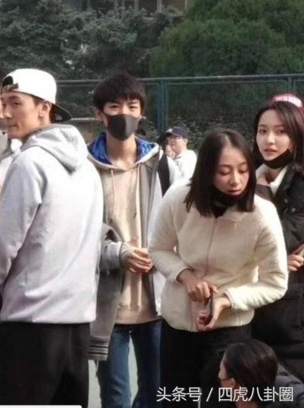 王俊凯参加北电运动会，面戴口罩为同学加油，明星学习好榜样！