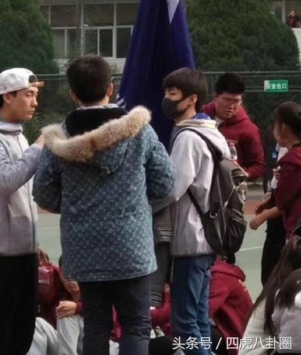 王俊凯参加北电运动会，面戴口罩为同学加油，明星学习好榜样！