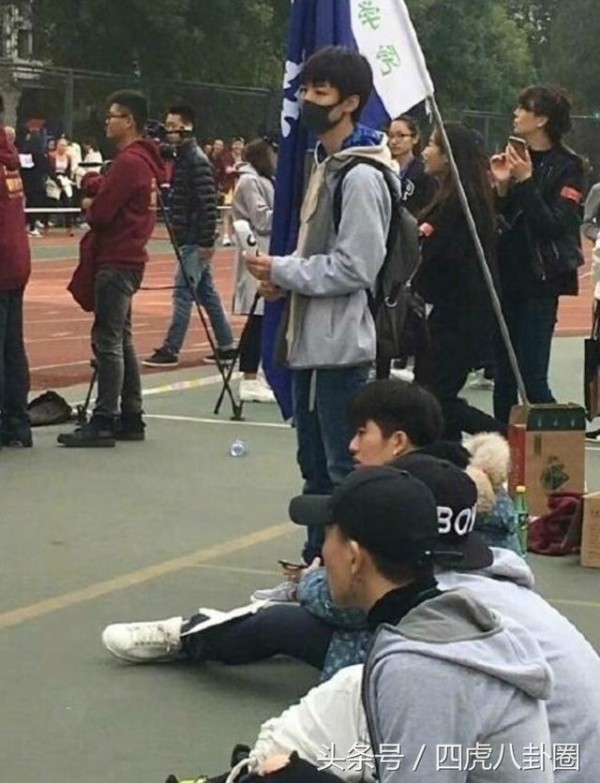 王俊凯参加北电运动会，面戴口罩为同学加油，明星学习好榜样！
