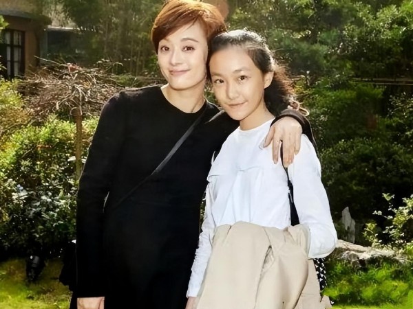 北电学生颜值太高了！孙艳毕业照曝光！与同班帅哥美女合影不显眼