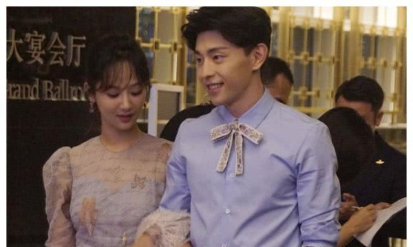 邓伦喊杨紫“紫妹”，李现叫她小朋友，而肖战的称呼王一博都嫉妒