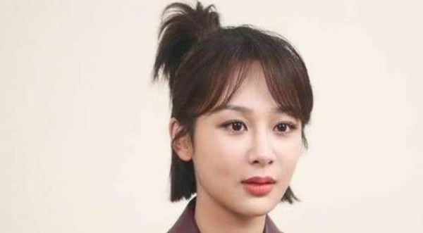 邓伦喊杨紫“紫妹”，李现叫她小朋友，而肖战的称呼王一博都嫉妒