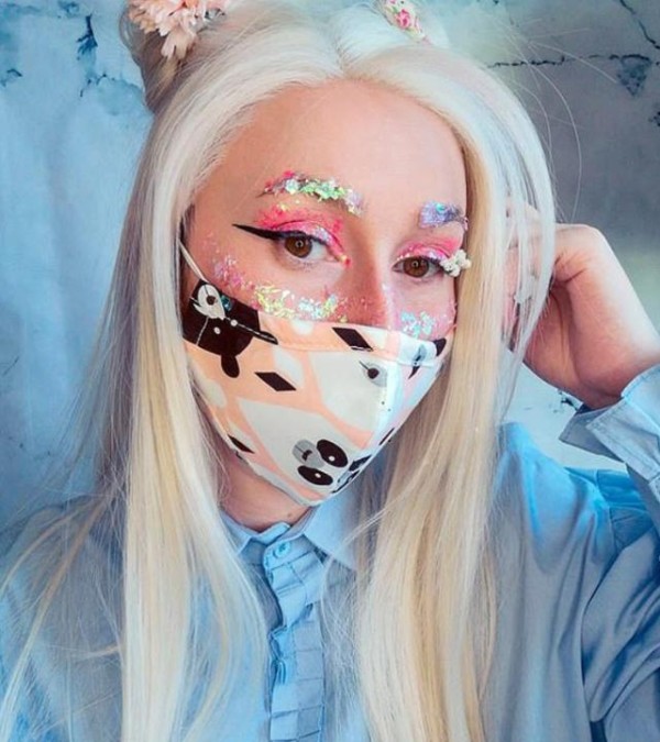 世界各地的美妆达人纷纷化“口罩妆”蹭热度，引网友争议