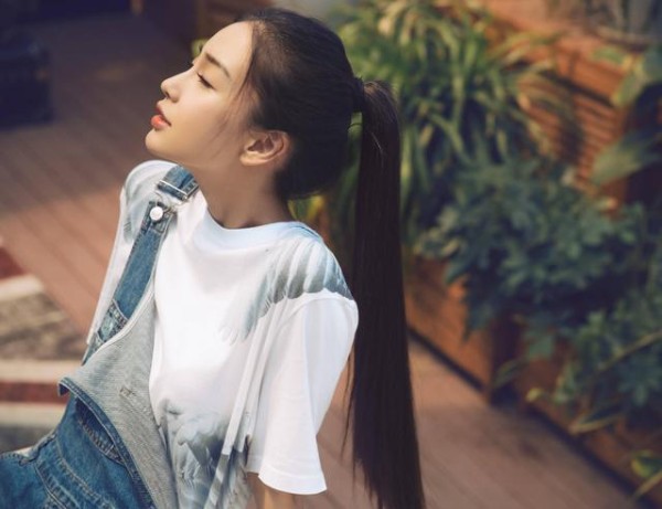 杨颖两任化妆师开撕，晒朋友圈信息量大，周冬雨莫名躺枪！
