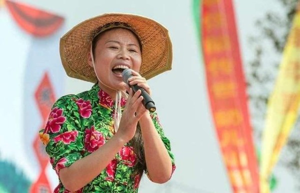 一夜成名的草根明星, 他抛妻弃女, 她谎话连篇, 他买私人飞机