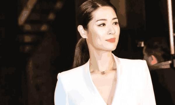 模特出身的美女明星，离异回农村种香菇，44的他岁身价不菲！