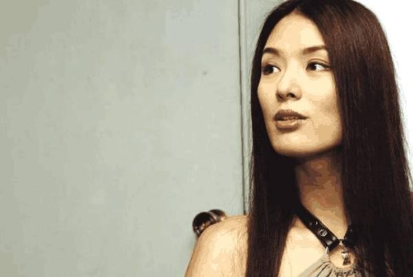 模特出身的美女明星，离异回农村种香菇，44的他岁身价不菲！