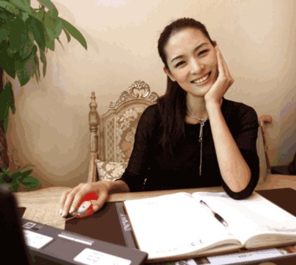 模特出身的美女明星，离异回农村种香菇，44的他岁身价不菲！