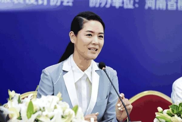 模特出身的美女明星，离异回农村种香菇，44的他岁身价不菲！