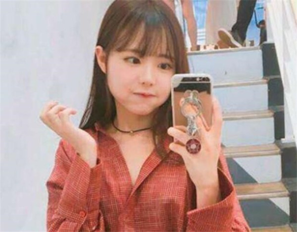 她是一名模特，身高148，今25岁坐拥豪车，出门竟被叫小学生！