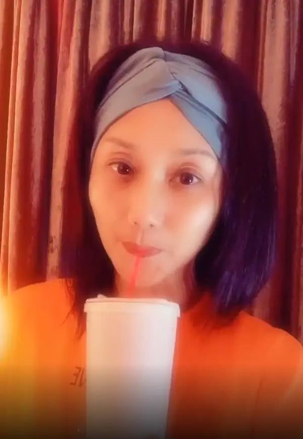 模特出身的美女演员，被称为“富太专业户”，如今52岁却宛如少女