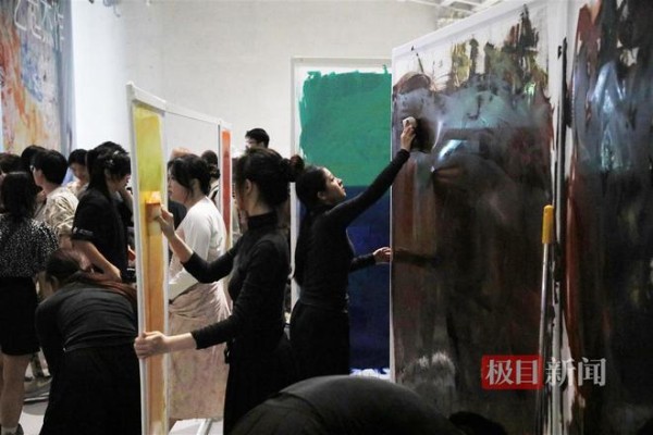 成龙影视传媒学院毕业展演《三联画》在汉精彩上演