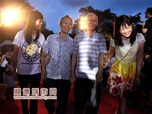 慈善晚宴很浪漫：21对金婚夫妇牵手走红地毯