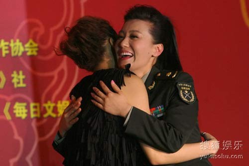 年度慈善晚宴明星聚会 容祖儿谭晶老友拥抱互励