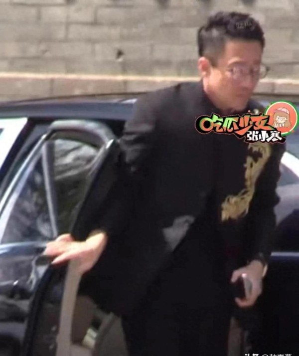 中式婚服惊艳全网！汪小菲马筱梅城墙红毯刺绣甜度超标